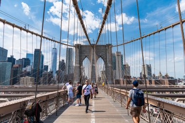 New York City, ABD - 12 Mayıs 2023: Manhattan 'a giden Brooklyn Köprüsü.