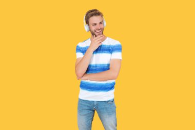 Milenyum yaşam tarzı adamı stüdyoda müzik kulaklığı dinlemeyi sever..