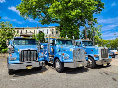 New York City, ABD - 09 Mayıs 2023: Kenworth batılı yıldız seçici kamyoneti mavi renk park edilmiş, köşe manzaralı.