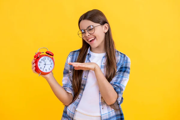 Chica Adolescente Mantenga Despertador Hora Escuela Chica Adolescente Revisando Reloj —  Fotos de Stock