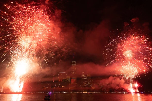 New York Manhattan havai fişekleri arifesinde. New York Havai fişekleri Manhattan üzerinde. New York 4 Temmuz Havai fişekleri. Flashing Fireworks ile New York City Skyline Manhattan. Bağımsızlık Günü