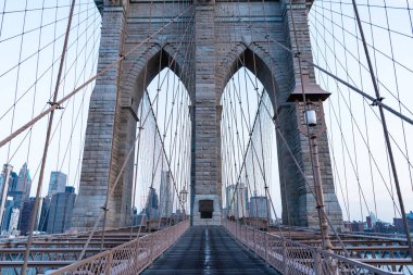 Brooklyn dönüm noktası. Amerika 'da Brooklyn Köprüsü. New York 'un Brooklyn Köprüsü. New York Köprüsü, Manhattan ve Brooklyn 'i birbirine bağlıyor. Manhattan 'a giden yol. New York şehrinin şehir mimarisi.