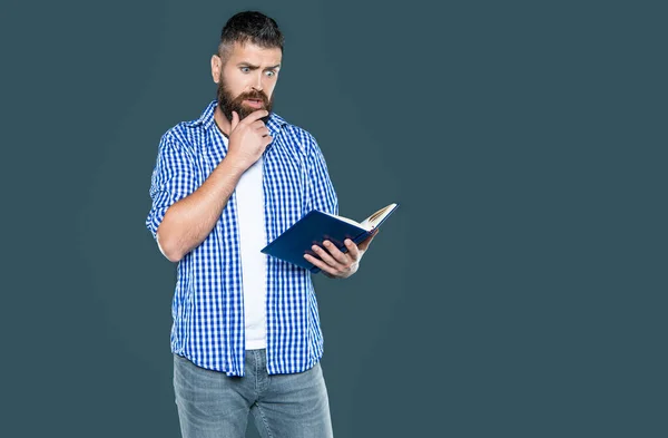 Denkender Bärtiger Mann Liest Buch Auf Grauem Hintergrund — Stockfoto
