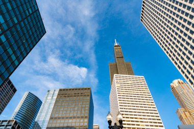 Metropolis City 'de bir gökdelen. Şehir merkezinde gökdelenli bir şehir. Metropolis mimarisi. Gökdelen mimarisi. Camsı yüzlü bir gökdelen. Metropolis City 'deki modern bina. düşük açı.