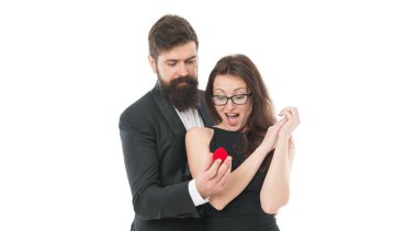 Derin bir aşk. Erkek kadına yüzük verir. Evlen benimle. Evlilik teklifi için nişan yüzüğü ver. Özel bir kutlama. Smokinli adam ve zarif kız. Sevgililer günün kutlu olsun. aşıklar çifti.