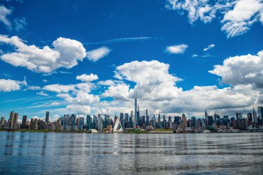Metropolitan şehri. New York şehir merkezi. Manhattan silueti. New York şehri. New York 'un gökdelen binası. Kentsel mimari. Manhattan ve Hudson River şehir merkezinde. panoramik şehir manzarası.