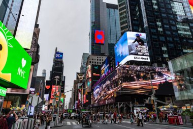 New York City, ABD - 09 Temmuz 2023: Times Square of town Manhattan, New York şehir merkezi. Reklam panosu olan bir sokak. New York 'un Broadway Caddesi. Kalabalık ve ışıklar.