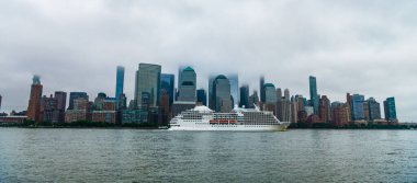 New York 'tan Manhattan' a giden bir sonraki yolcu gemisi. New York Manhattan 'ın silueti Hudson Nehri yolcu gemisiyle geziyor. Yolcu gemisinde tatil