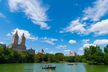 New York, ABD - 22 Temmuz 2023: New York 'ta Manhattan' ın göl ve bina manzaralı Central Park. tekne tatili.