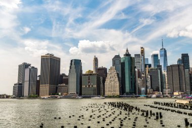 Manhattan, New York 'taki doğu nehri şehri. Manhattan 'ın gökdeleni. Şehir merkezindeki modern gökdelen manzarası. Manhattan 'ın gökdelen silueti. New York Şehri.