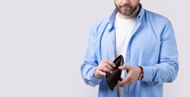 Stüdyoda cüzdanı olan beş parasız bir adamın görüntüsü. Elinde cüzdanı olan beş parasız bir adam. Cüzdanı olan beş parasız bir adamın fotoğrafı. Stüdyo arka planında cüzdanı olan beş parasız bir adam..