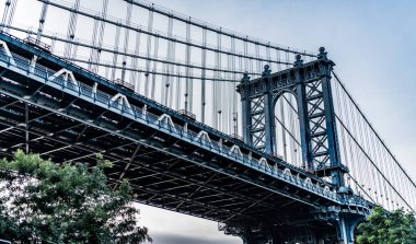 Manhattan 'daki tarihi köprünün mimarisi. Aşağı Manhattan 'ı Canal Caddesi' nden Brooklyn 'e bağlayan köprü. Şehir mimarisi. New York 'taki Manhattan Köprüsü. Çelik asma köprü.