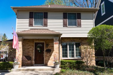 mimari tasarım. Modern yazlık ev. Mimarlık konsepti. İkamet mimarisi. Modern villa cephesi. yazlık köy. Mahalledeki banliyö yazlığının dışında. emlak sigortası.