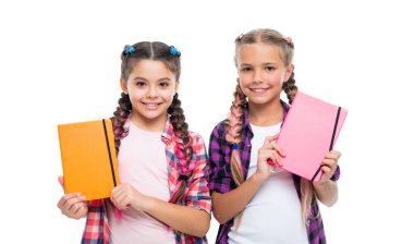 Arkadaşlıklarının günlüğü. Okula dönüyorum. Lise eğitimi. Çocuklar günlük hakkında düşüncelerini paylaşırlar. Çocuk eğitimi. Okul çocukları ve günlükleri. Düşünceler ve hayaller dünyası.