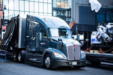 New York City, ABD - 23 Temmuz 2023: Kenworth T680 kamyon veya kamyon, köşe görüş.