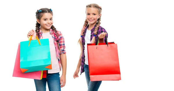 ショッピングセールと割引 バッグを持っている10代の子供たち ティーンエイジャーが買い物に行く ショッピングバッグを持っている女の子たち コピースペース 友達とショッピングが広がる — ストック写真