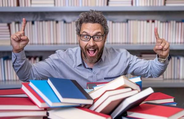 Homem Professor Ler Livro Educação Escolar Faculdade Dia Conhecimento Excesso — Fotografia de Stock