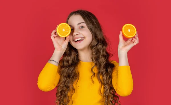 보라색 배경에 오렌지 과일을 — 스톡 사진