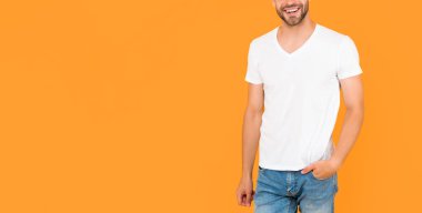 Tıraşsız adam. Erkek modası. Erkek güzelliği. Beyaz gömlekli kıllı adam. Sarı arka planda sakallı genç bir adam..