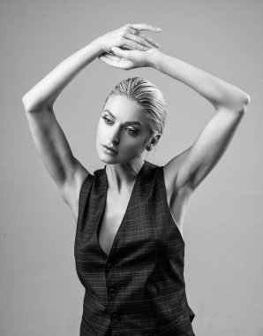 Güzel bir kadın kollarını kaldırıyor ve koltukaltını gösteriyor. Koltuk altı kılı çıkarma epilasyonu.