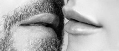 Çiftin dudakları ve ağızları öpüşür, kırpılır..