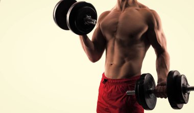 Adamın güçlü pazıları ve trisepsleri var. Stüdyoda spor egzersizi. Dambılı bir sporcu. pazılar ve trisepsler spor egzersizleri. Erkekler pazılar ve pazılar için spor egzersizleri yaparlar. Beyazlar üzerinde izole edilmiş, kopyalama alanı..