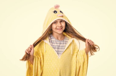 Stüdyoda pijama giyen genç bir kız. Pijama giyen genç bir kızın fotoğrafı. Pijamalı hoş bir genç kız. Beyaz arka planda izole edilmiş pijamalı genç kız..