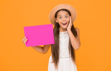 Yaratıcı bir etkinlik. Galeri ya da müze. Reklam konsepti. Mutlu anılar. Turizmi destekliyorum. Yaz satışları. Poster fotokopi alanı tutan kız. Tatil zamanı. Kız hasır şapka. Görebiliyor musun? Kültürel etkinlik.