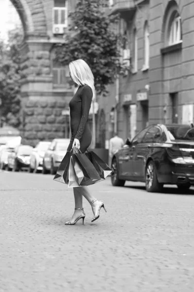 Μια Γυναίκα Που Περπατάει Τσάντες Στο Δρόμο Μια Γυναίκα Τσάντες — Φωτογραφία Αρχείου