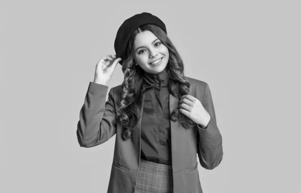 Photo Happy Stylish Caucasian Teen Girl Wear French Beret Stylish — Stock Photo, Image