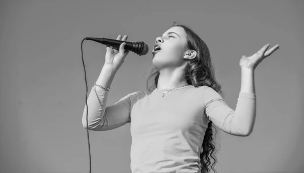 Emocional Adolescente Chica Cantando Karaoke Micrófono —  Fotos de Stock