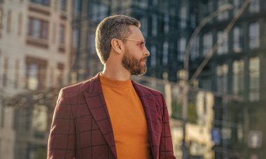 Dışarıdaki şık adam, erkek tarzı. Ceket giyen şık bir adamın fotoğrafı. Dışarıda ceketli şık bir adam var. Sokakta şık bir adam.