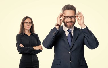 İş arkadaşları beyaz arka planda izole edilmiş. Beyaz stüdyodaki iş arkadaşları. Formalite icabı iş arkadaşları. İş arkadaşlarının fotoğrafları..