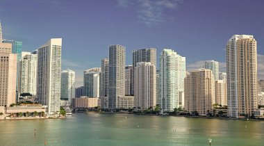 Panoramik Miami gökdeleni ufuk çizgisi. Metropolis 'in Miami gökdelen siluetinin fotoğrafı. Miami gökdeleni silüeti. Florida 'daki Miami gökdeleni gökdelenleri.
