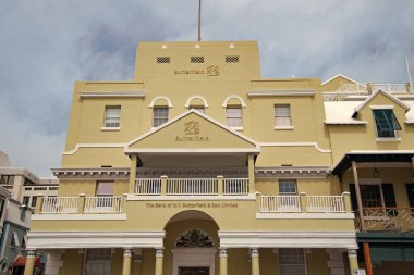Hamilton, Bermuda - 20 Mart 2016: Şehir merkezindeki banka mimari binası.