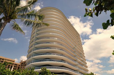 Miami 'deki modern gökdelen cephesi mimarisi. Gökdelen cephesi mimarisinin fotoğrafı. Miami 'deki gökdelen cephesi mimarisi. Florida 'daki gökdelen cephesi mimarisi.