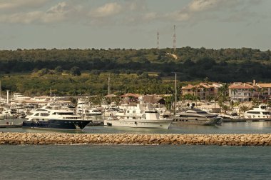 Denizdeki yat limanı. Yat manzaralı. Yat limanında yaz tatili. Yat limanının fotoğrafı.