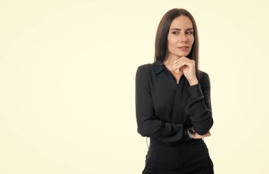Kadın yönetici beyaz arka planda izole edilmiş, kopyalama alanı. Stüdyoda beyaz kadın yönetici. Siyah giyen profesyonel kadın yönetici..