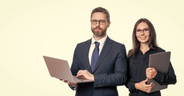 İş adamı beyaz arka planda izole edilmiş, afiş. Stüdyoda serbest çalışan bir iş adamı. Dizüstü bilgisayarı olan serbest çalışan bir iş adamı. iş dünyasından serbest çalışan bilgisayarın fotoğrafı.