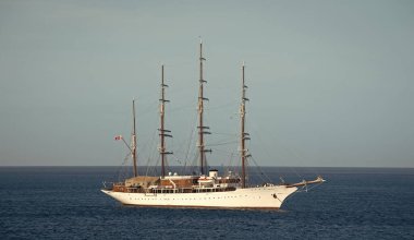 Okyanusta bir gemi. Gemi teknesinde yaz tatili. Gemi seyahatinin fotoğrafı. Denizde bir gemi..