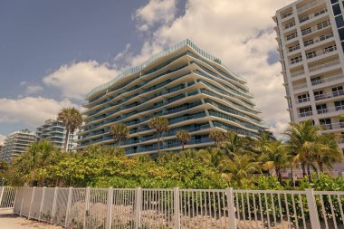 Gökdelen cephesi mimarisinin görüntüsü. Miami 'deki gökdelen cephesi mimarisi. Florida 'daki gökdelen cephesi mimarisi. Miami 'de gökdelen cephesi mimarisi.