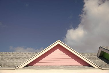 Evin çatısında. Ev binasının çatısında. Evin çatısı açık. Evin çatısının fotoğrafı..