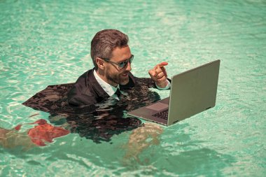 Bu hafta sonu iş görüşmesine laptopla gittiği için memnun oldum. Bir adamın fotoğrafı iş için hafta sonu aranıyormuş. Adamın hafta sonu iş görüşmesi var. Adamın hafta sonu iş görüşmeleri var.
