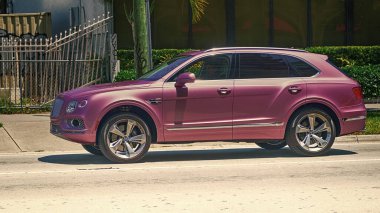 Miami Beach, Florida ABD - 15 Nisan 2021: Mor Bentley Bentayga v8 2015 SUv, ön manzara.