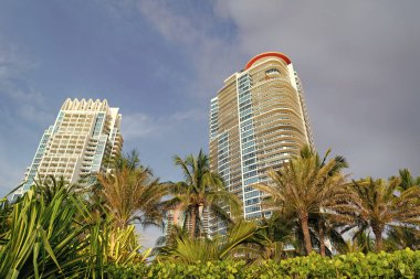 Miami şehir merkezindeki gökdelen mimarisi. Gökdelen mimarisinin fotoğrafı. Miami 'de gökdelen mimarisi. Florida 'da gökdelen mimarisi.
