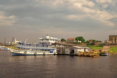 Manaus, Brezilya - 04 Aralık 2015: Limanda birkaç sürat teknesi.