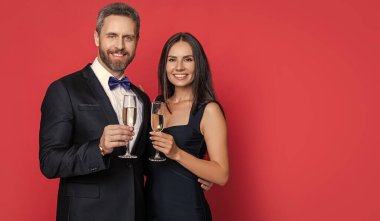 Çiftler tezahürat yapıyor ve arka planda kutlama yapıyorlar. Çiftin kutlama fotoğrafı ve şampanyayla kutlama. Çiftler tezahürat yapıyor ve kırmızıda yalnız kutluyorlar. Çiftler tezahürat yapıyor.