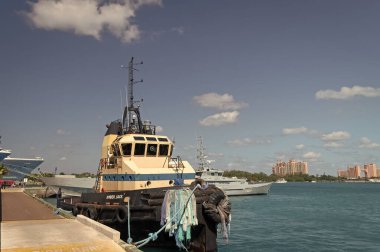 Nassau, Bahamalar - 18 Şubat 2016: Kehribar römorkörü limana yanaştı.