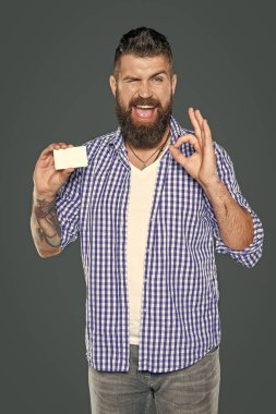 Neşeli sakallı adam, kopyalama alanı olan boş bir banka kartı gösteriyor.