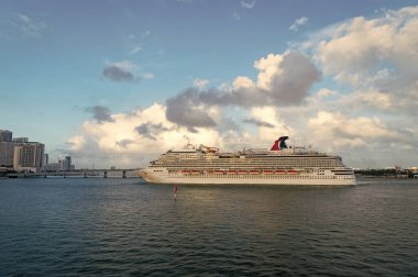 Miami, Florida ABD - 27 Aralık 2015: Carnival Cruise Lines gemisi, yan görüş.